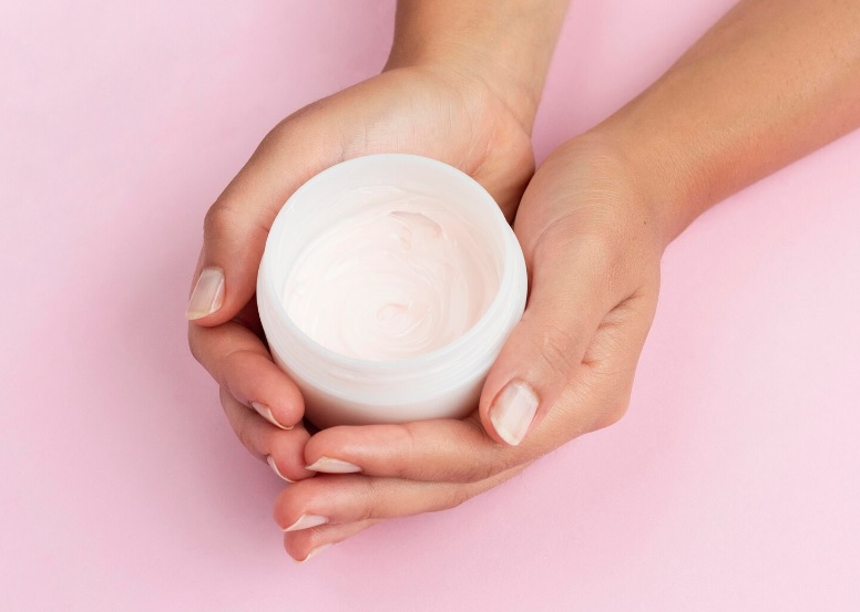 Jak balsamy emolientowe wpływają na komfort życia z AZS?